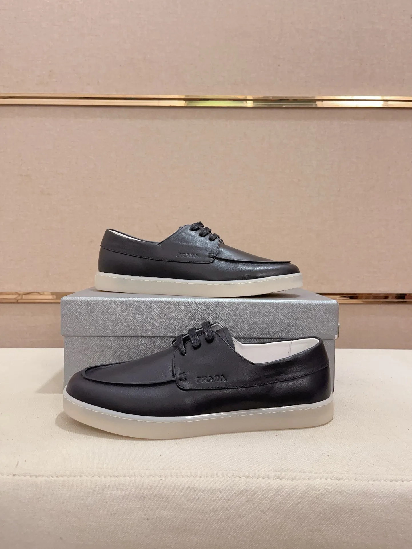 Men's shoes 💰 540💰 ✔️✔️✔️Higher version High-quality new PRADA (Prada) counters are launched at the same time. The new men's shoes and 😘 fabrics are made of high-tech glue-making technology. Lining: Full cowhide lining. 👍🏿 High-end ☄️ air-cushion molded anti-slip rubber outsole, exquisite lines, simple and elegant, comfortable and high-end for leisure travel. Code number: 38 to 44 (45 can be customized and cannot be returned or exchanged)